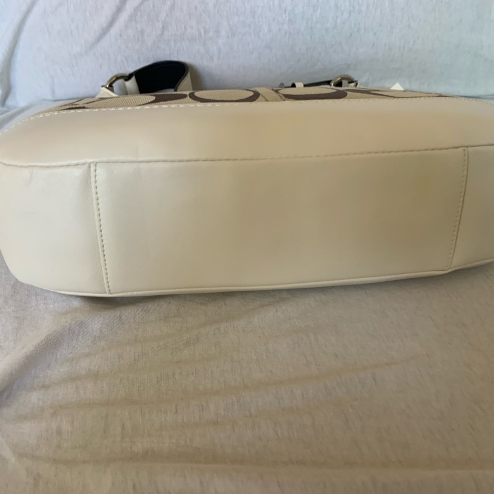 Authentic Coach leather hobo style shoulder bag. - Picture 3 of 11